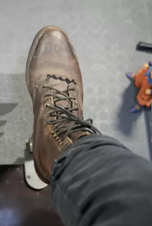What brand of boot is this ? Not sure who makes them but saw them in a shoe shine video and they cleaned up very well