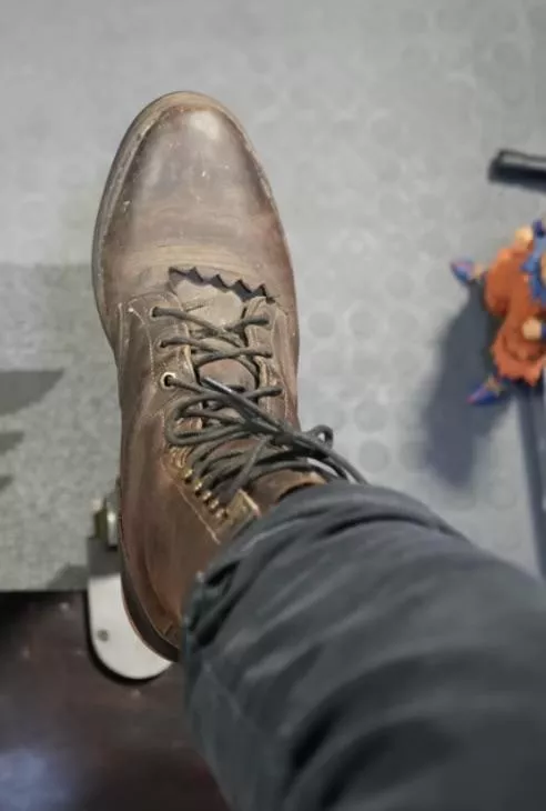 What brand of boot is this ? Not sure who makes them but saw them in a shoe shine video and they cleaned up very well