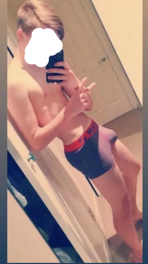 18yo football player, wanna get naked in showers? Hmu for pics And vids 😉❤️🔥