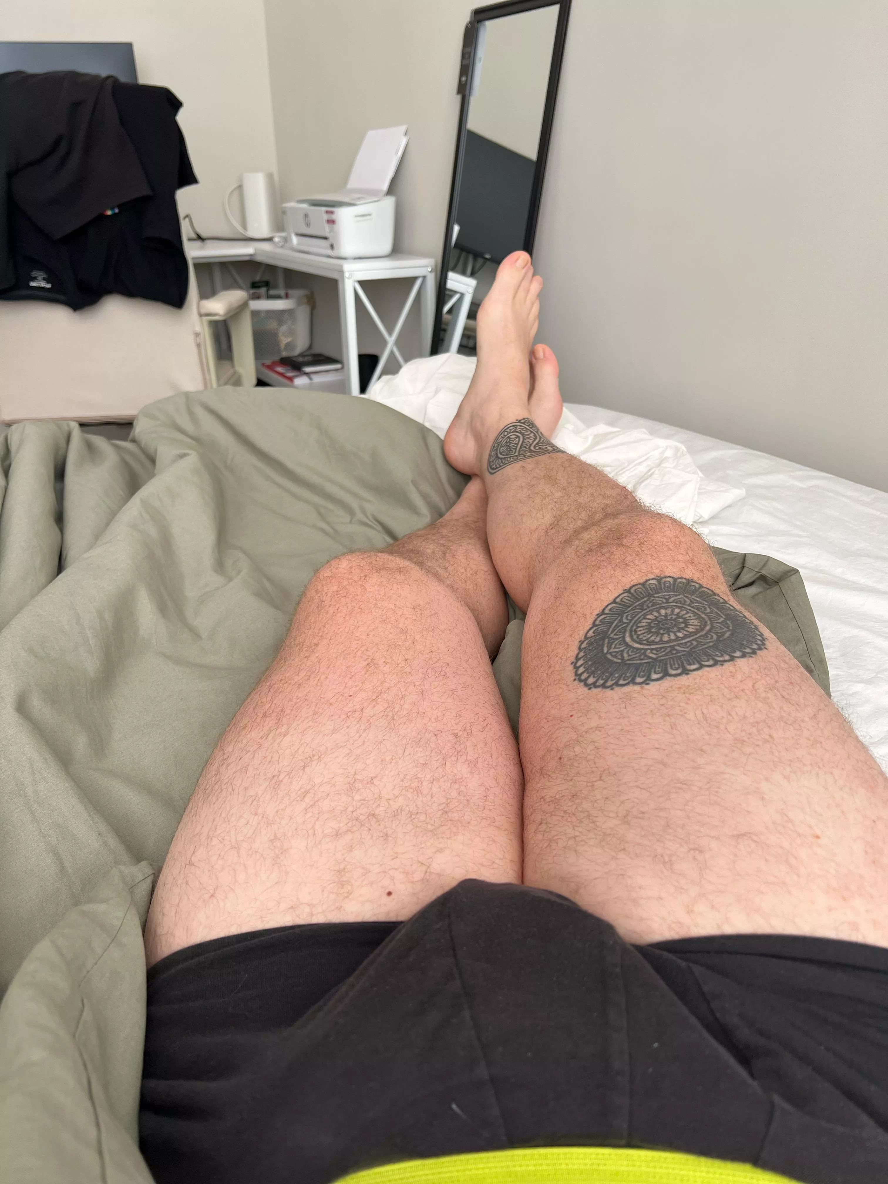 40 m British guy in the US dad bod beard hairy chest looking to chat and trade now sc glitterbearuk