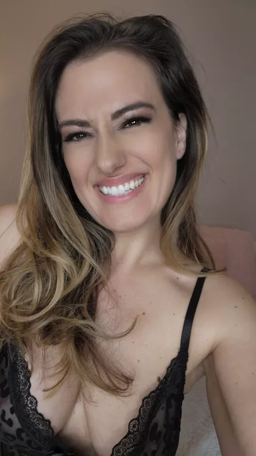 Can this milf make you smile?