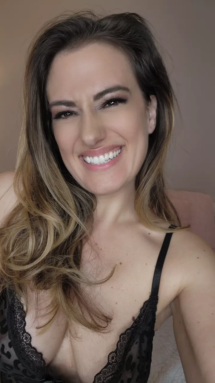 Can this milf make you smile?