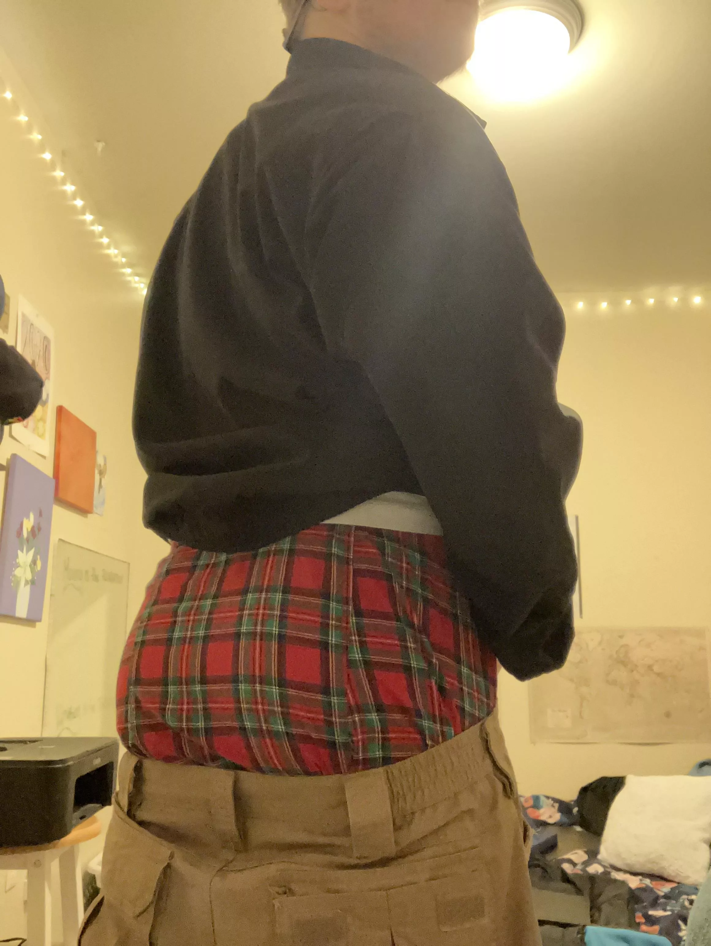 DM me a pic of you dropping your pants wearing boxers under and I’ll send you the other pics in this set lol