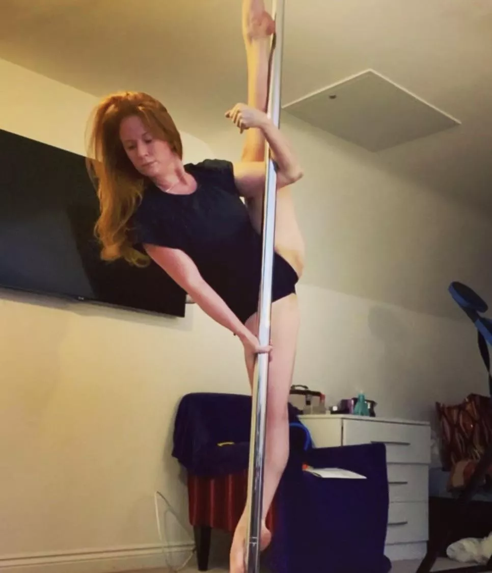 (F) Pole Splits 🤸🏼‍♀️