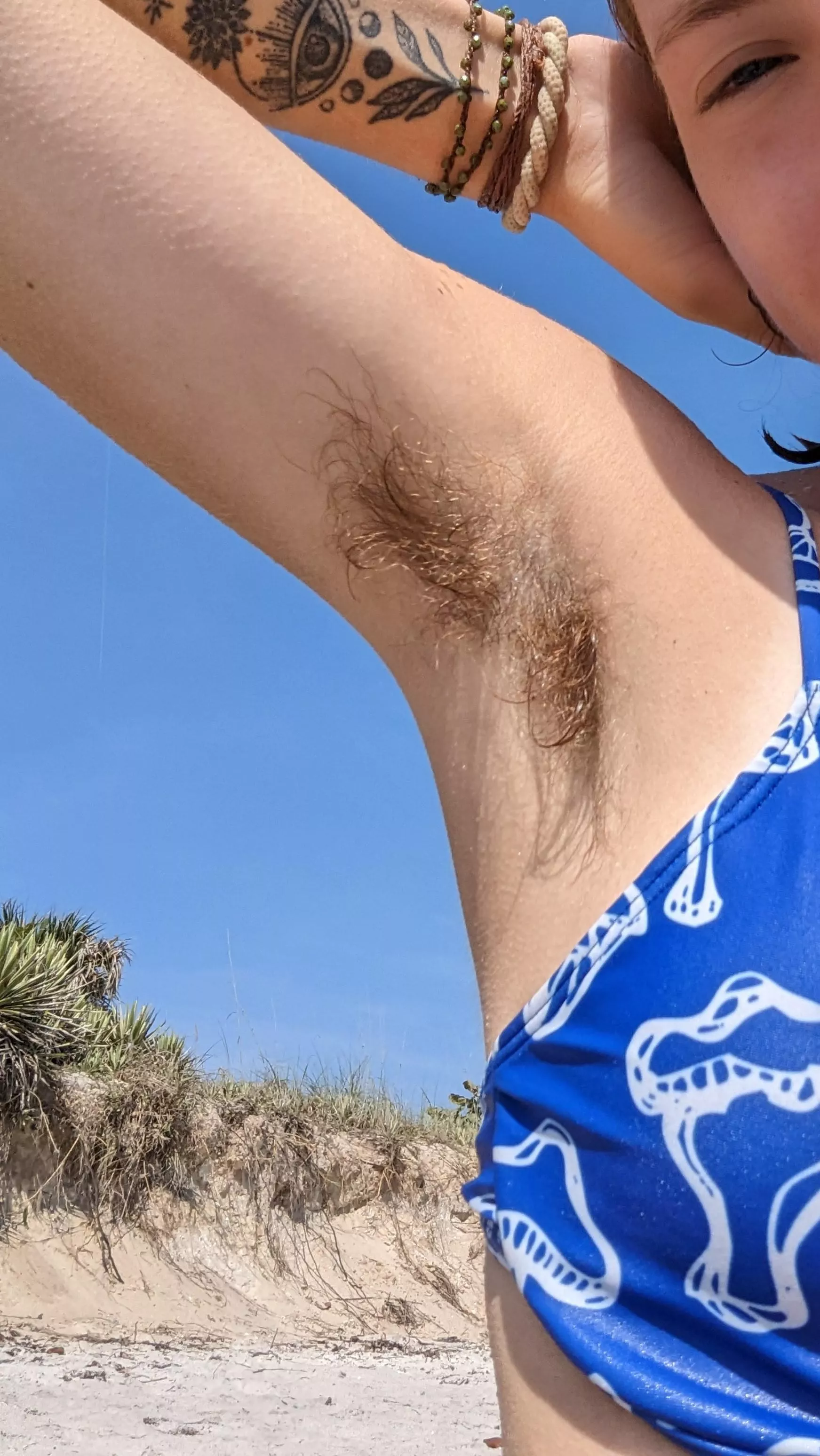 gentle wisps at the beach🌊