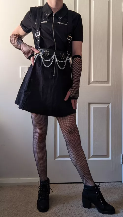 got a new dress that I love, the girl at the store was so helpful 🖤