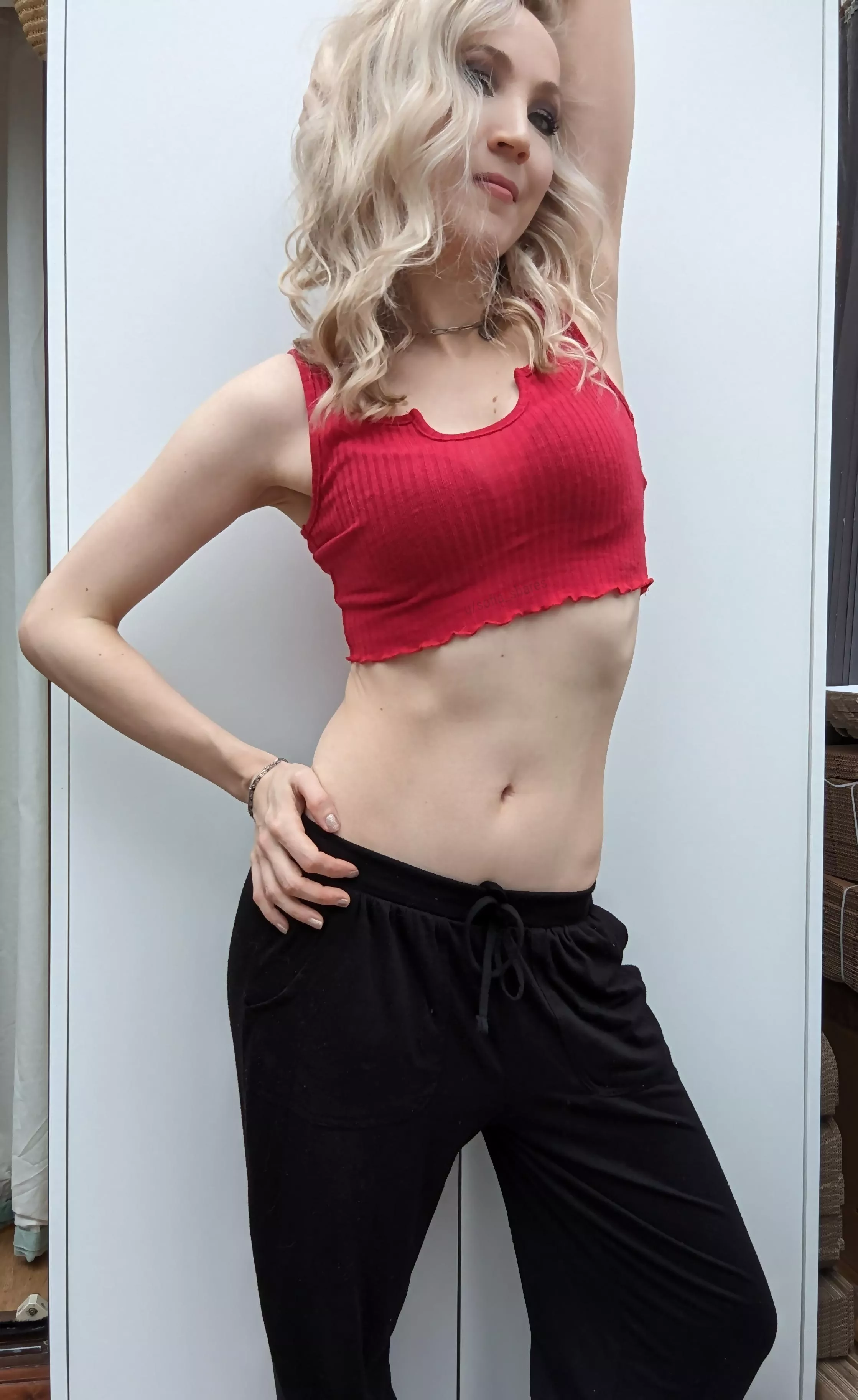 Having a day slumming it in my jogging pants...But I'm still going to show off my croptop ✨