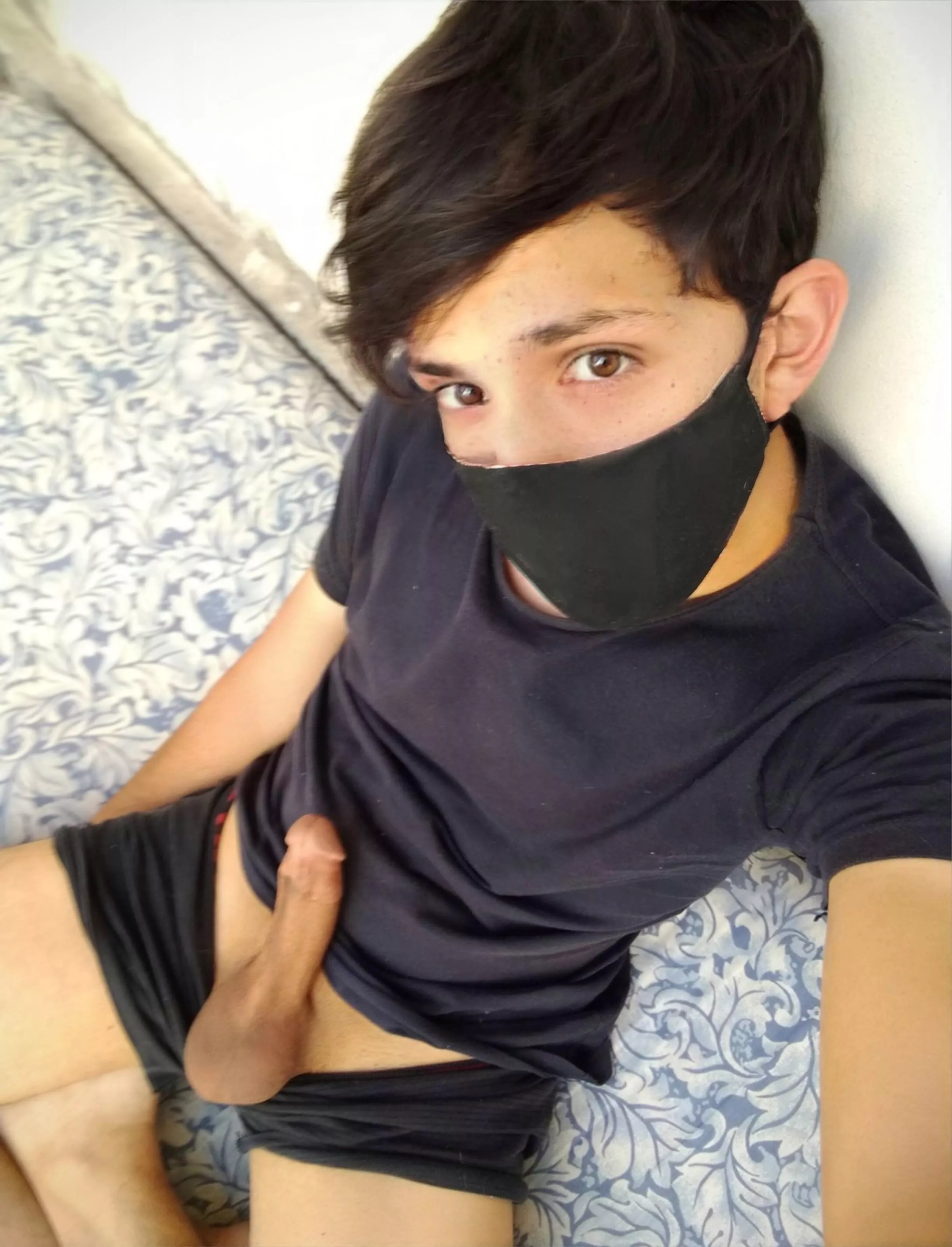 Hi I'm basti I'm 19 years old and I'm from chile