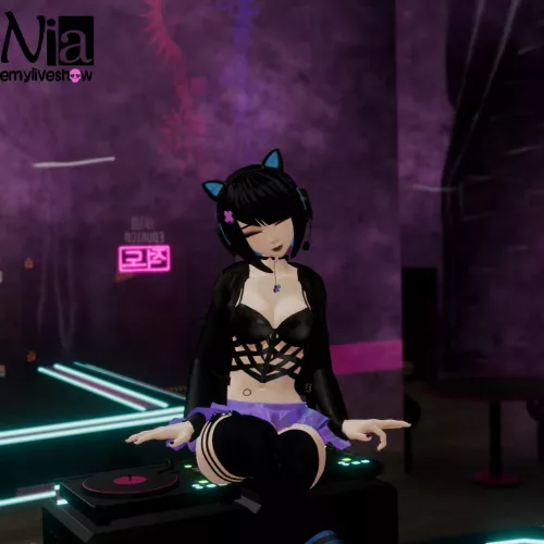 I don't think I'm doing this whole dj thing right....👀 https://chaturbate.com/emyliveshow