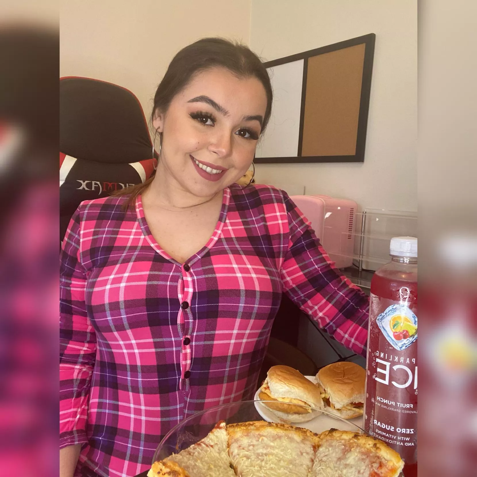 I love when my feeders feed me 😋 I get so full, oh my. 🤤