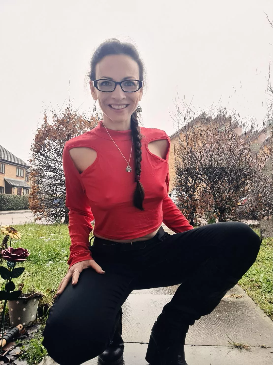 Nothing can beat a red top for a brunette - me thinks 😄 49F