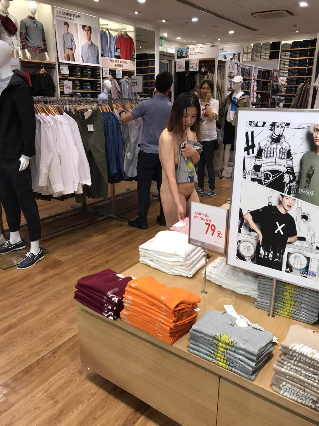 Nude Uniqlo shopper, China 2018