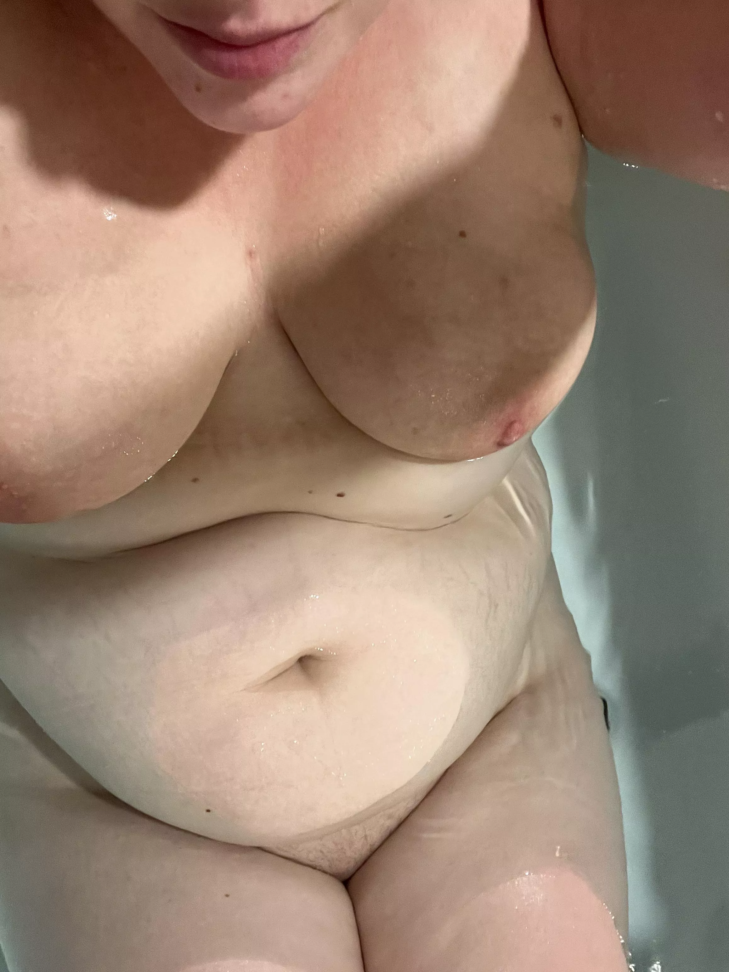 Spending some time worshipping my mombod with self care 😉