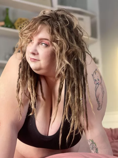 The way my belly drags on the bed 😮‍💨😮‍💨