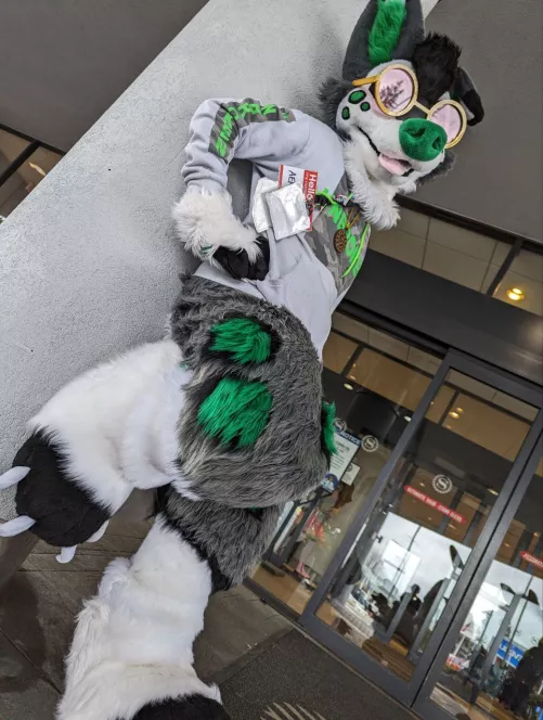 They say rose glasses belong in the 60s.. I beg to differ 💚💕