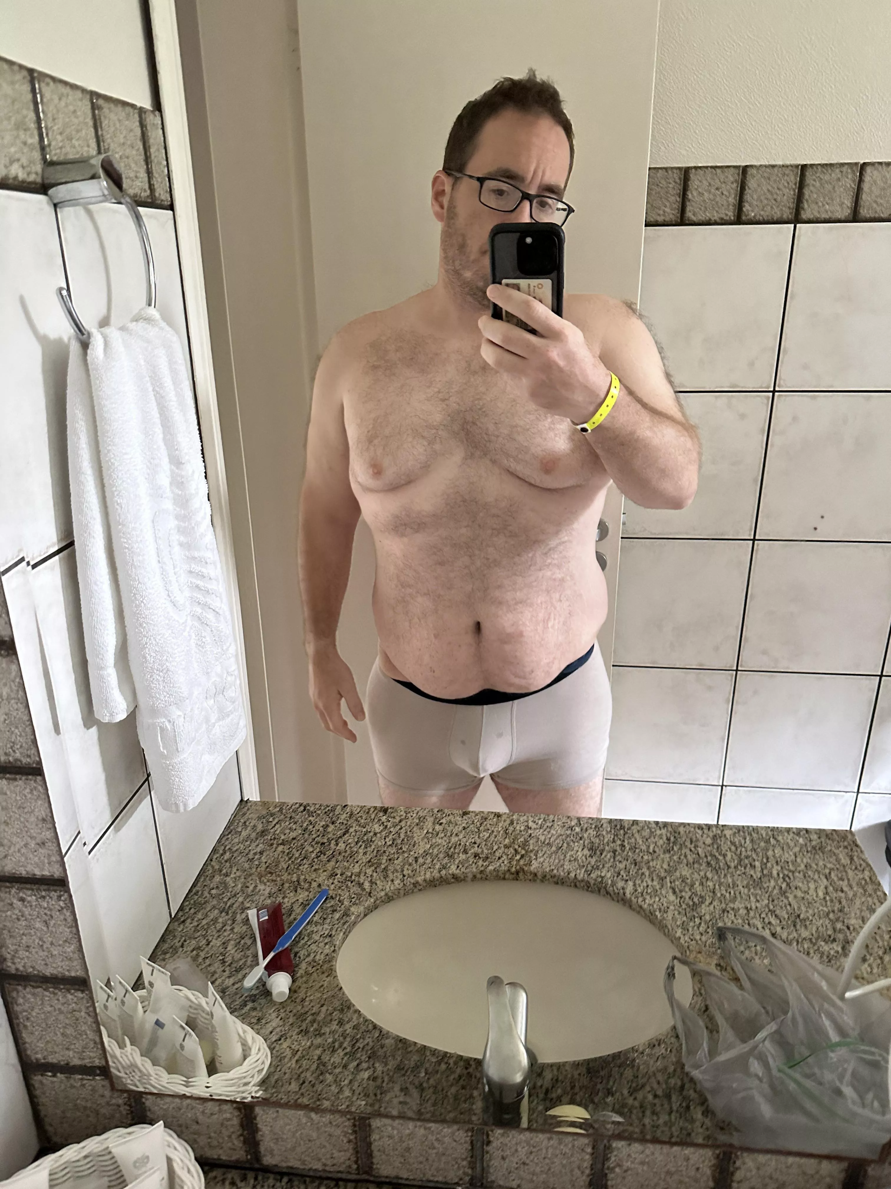 Vacation mirror pic. Not the typical hotel lighting but I’ll take it.