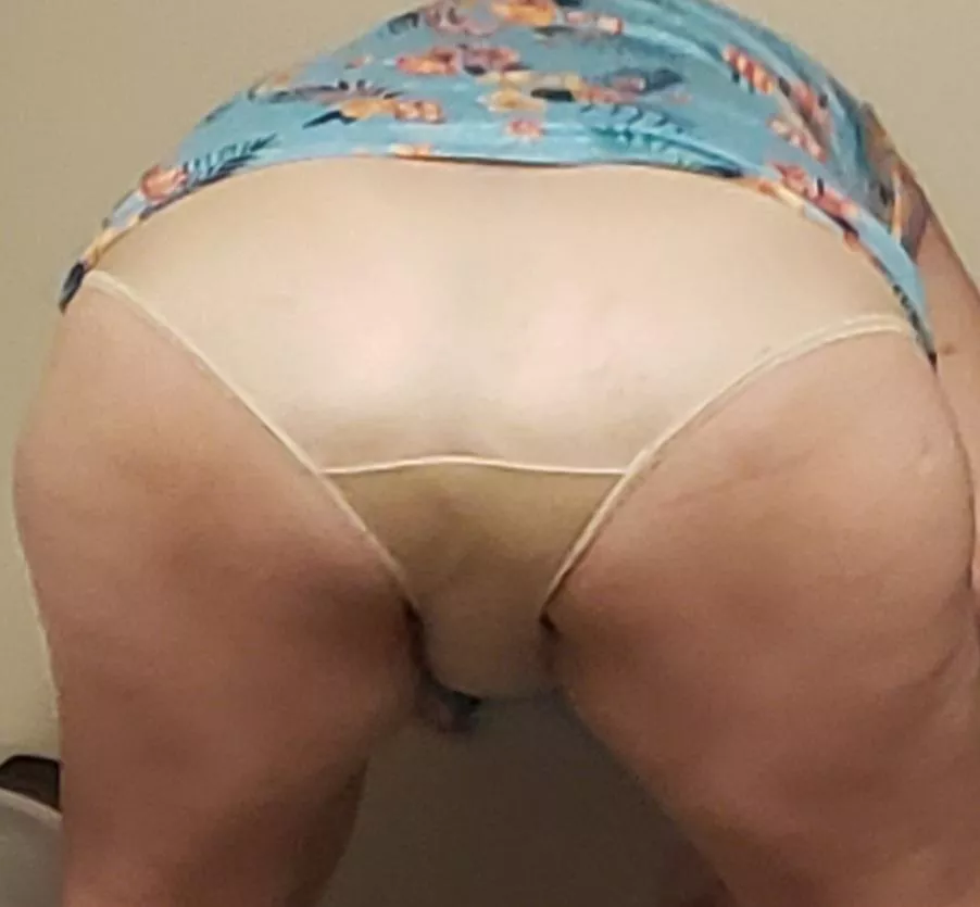 You boys like a mature slut gilf. I'm just a married cheating whore who loves bending over for cock when hubbies away. He won't be home for a while.