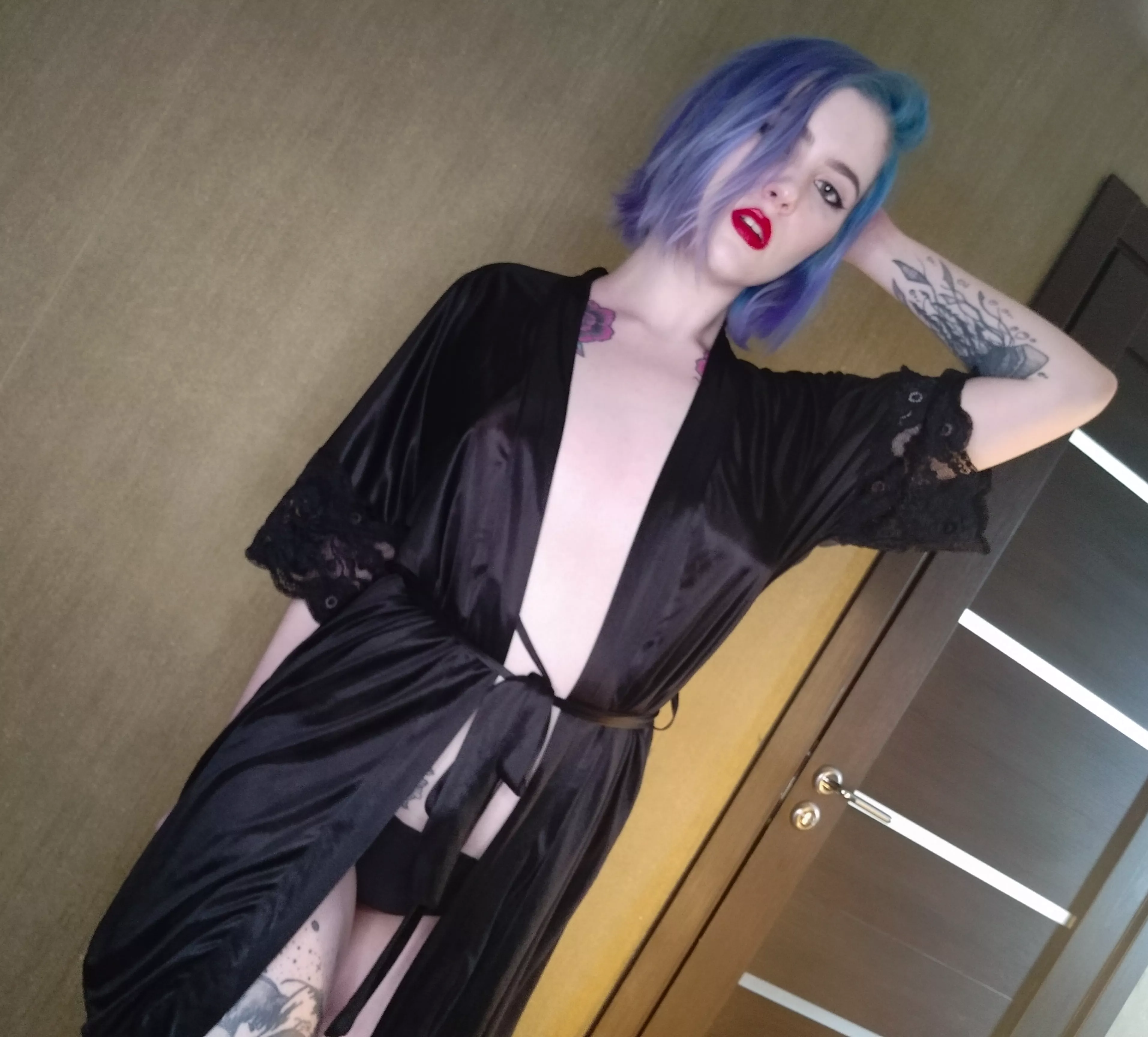 You see me and you fall to the right? You're not the first💙💦