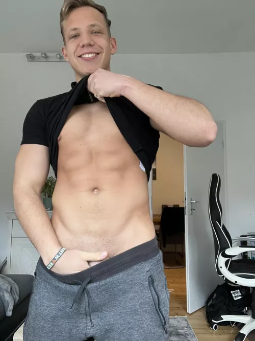 [20] Who wanna join my hand😈🤫