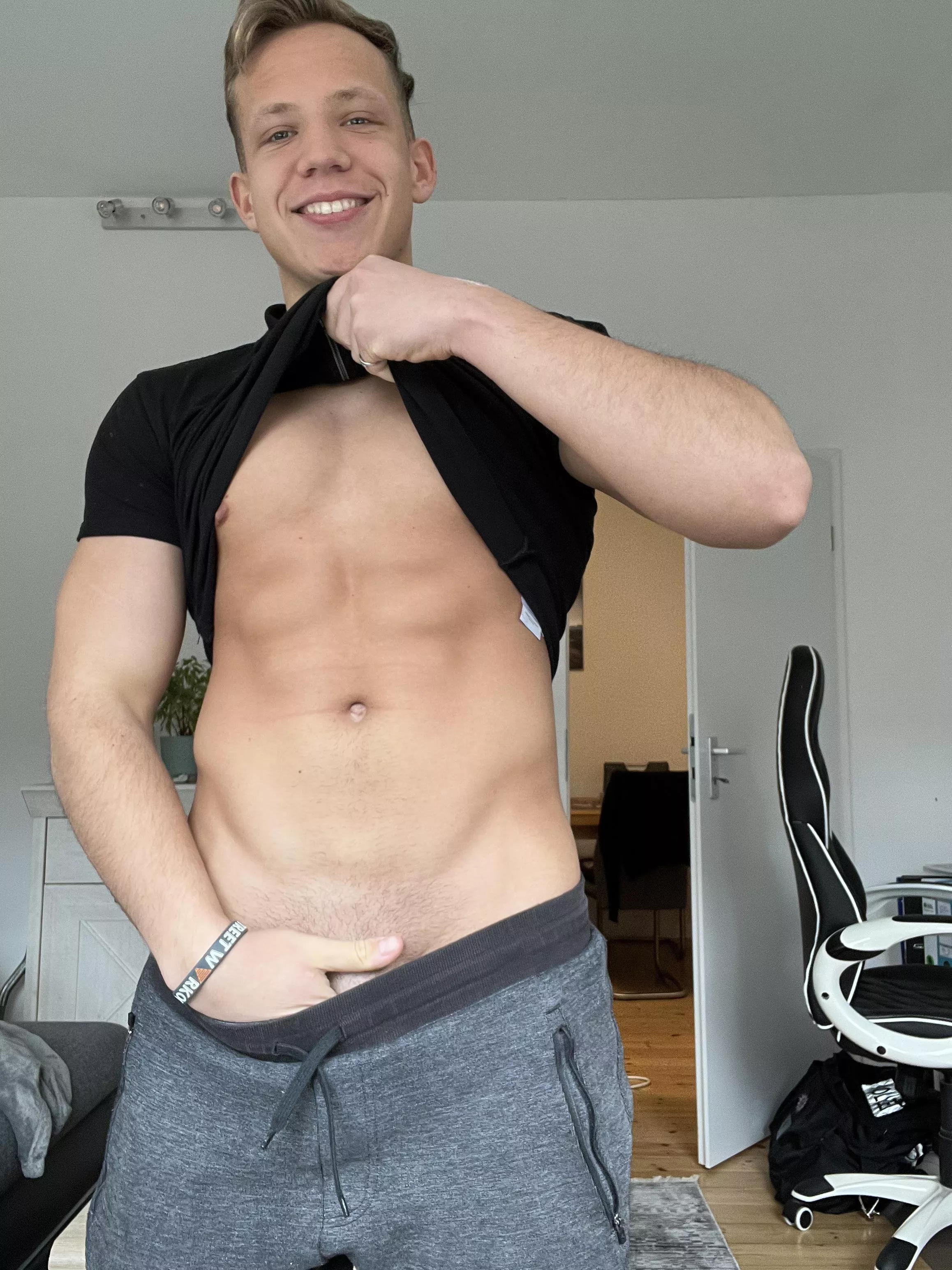 [20] Who wanna join my hand😈🤫