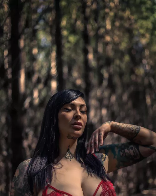 A wild tattooed Aussie babe appears 😉