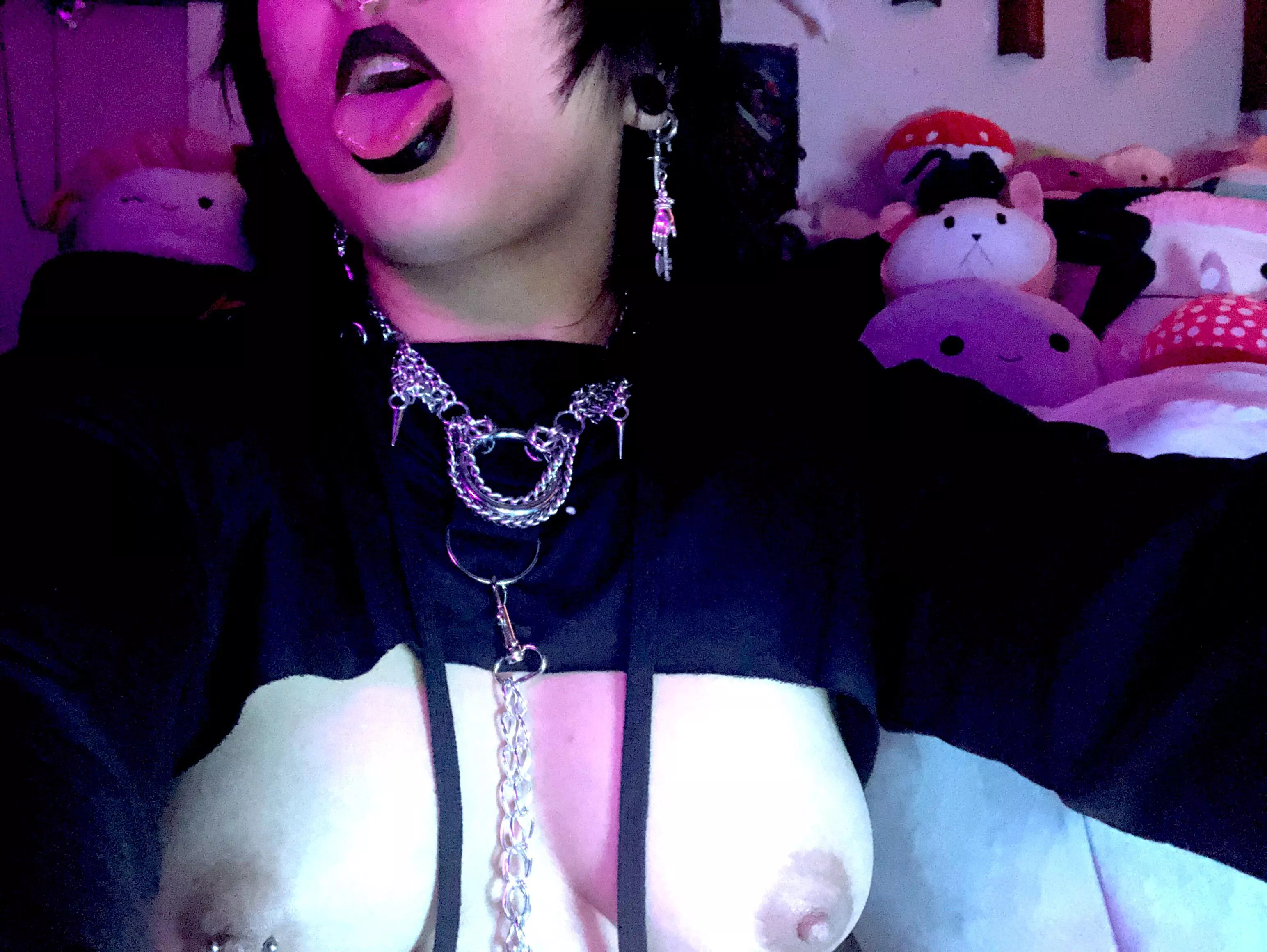 Cum on this tongue daddy🖤😈🖤