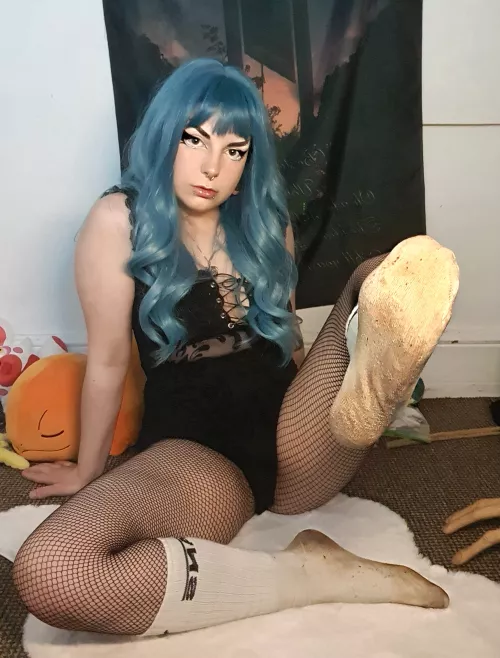 Do you love a strong cheesey sniff? 👀 (F)