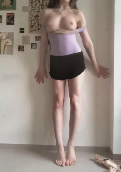 flexy ballerina stretching her arches 😈