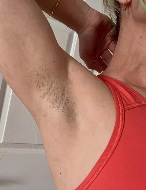 It was arm day at the gym & I didn’t wear any deodorant hehehe 🤭