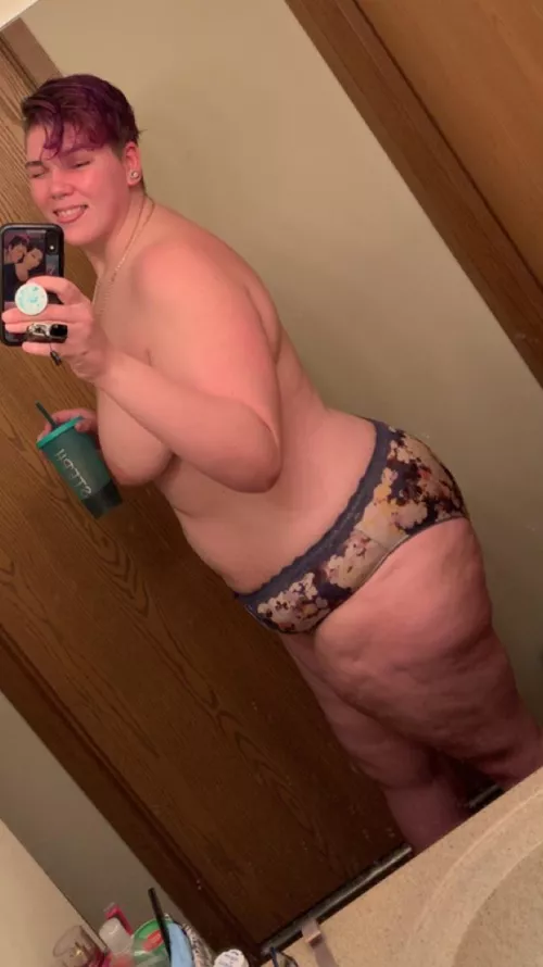 Mirror selfies are my favorite selfies 🍑😍