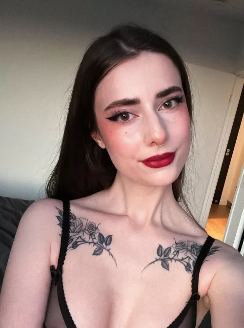 new here and looking forward to showing you more of me!!! 🖤