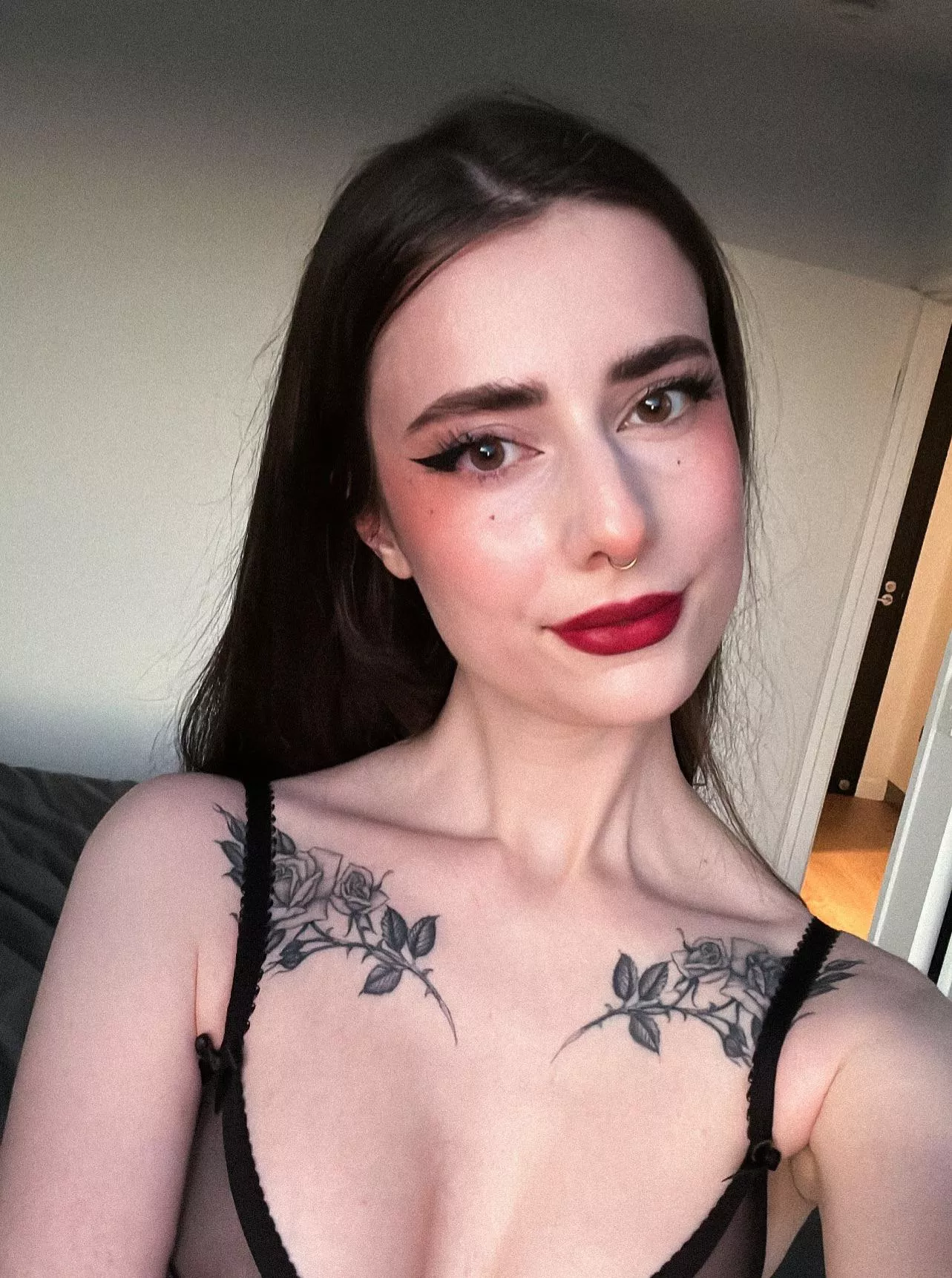 new here and looking forward to showing you more of me!!! 🖤