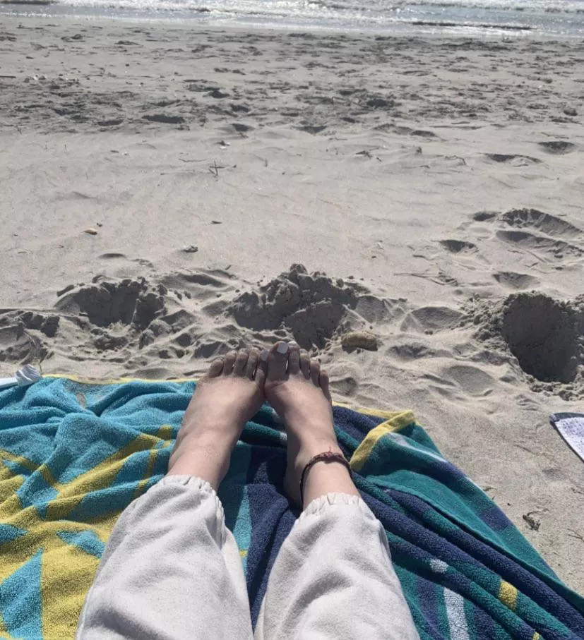 sandy toes…dms are open! oc 💓
