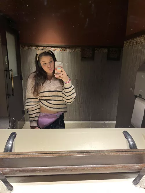 Snap a quickie lil pic while people are using da silly potty 🤭