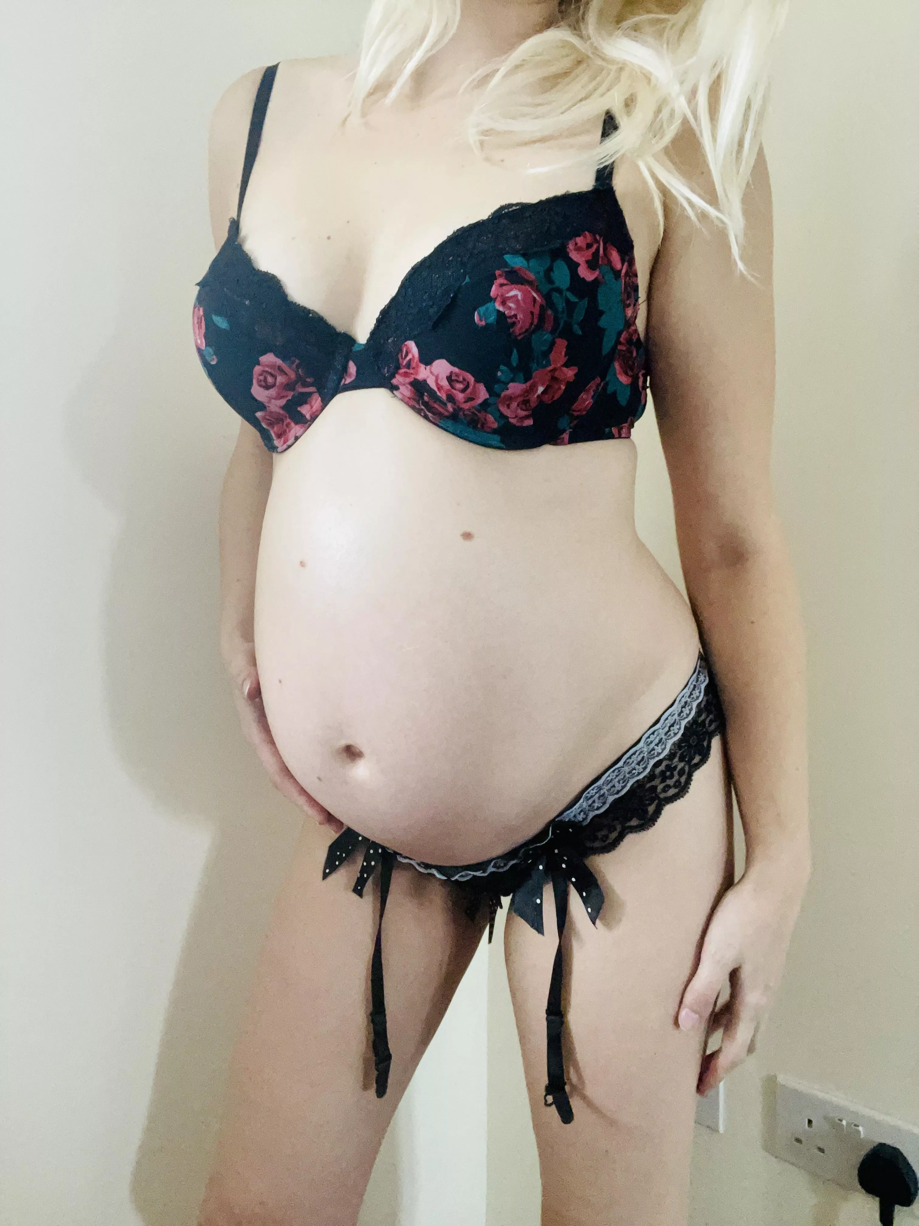 Who will play with preggo mama today? 😈😈😈