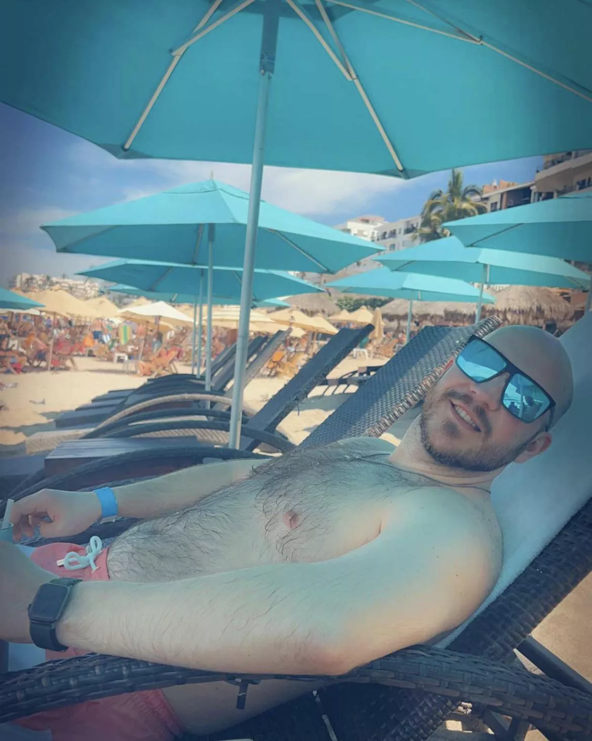 Woke up in the middle of the night and can’t get back to sleep, so here’s a photo of me relaxing on a beach for some good vibes. Woke up in the middle of the night and can’t get back to sleep, so here’s a photo of me relaxing on a beach for some good vibes.