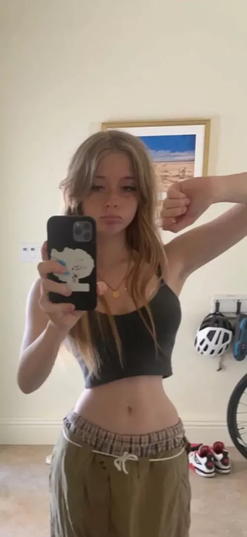 18, who wants my nudes?