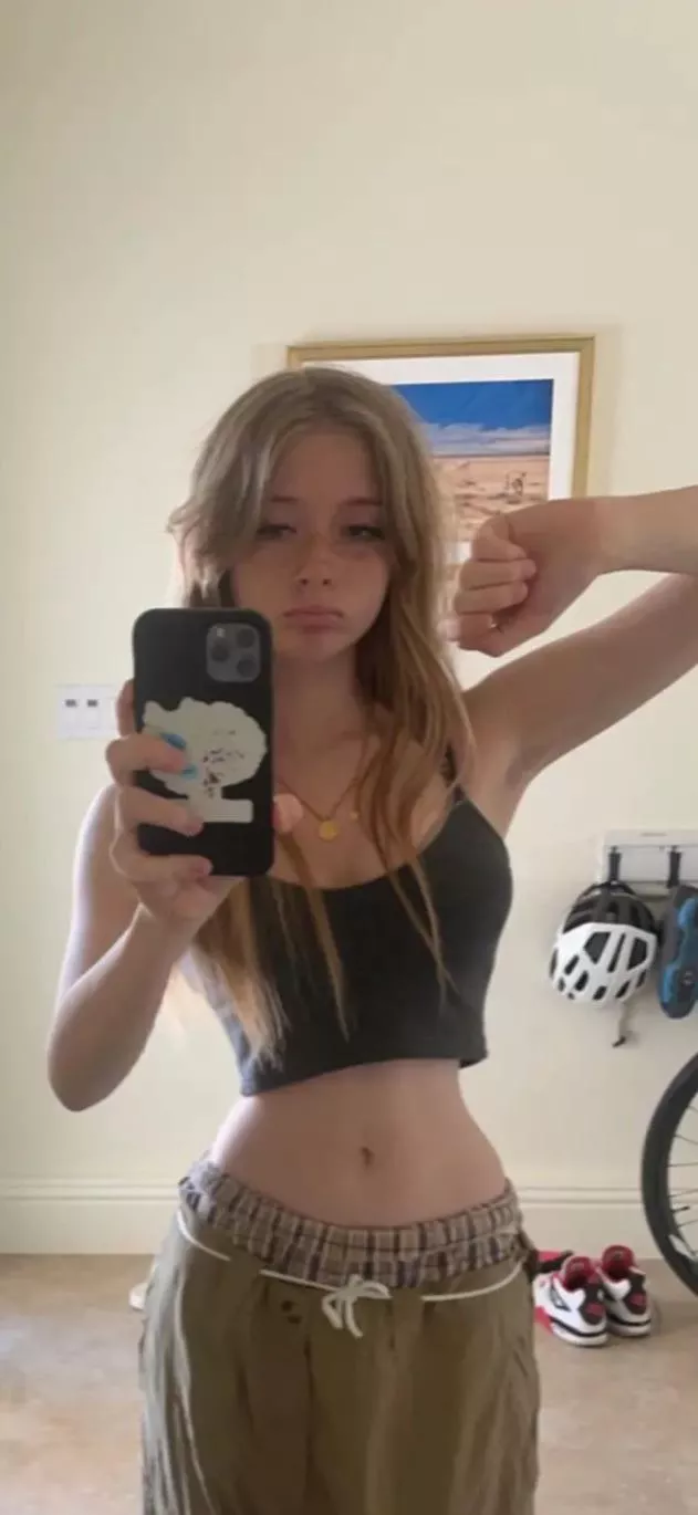 18, who wants my nudes?