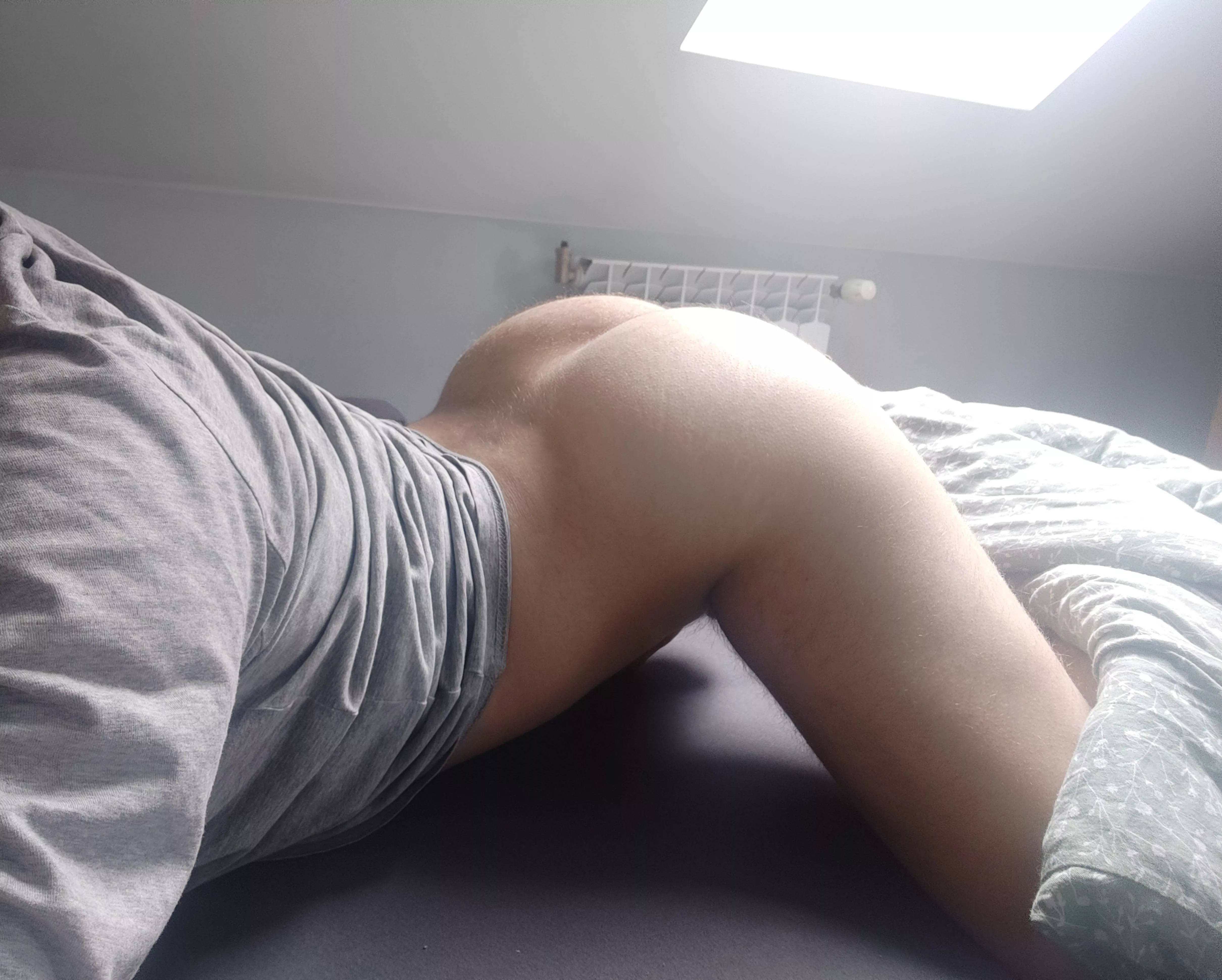 (21) Ass up and waiting for someone to fuck me