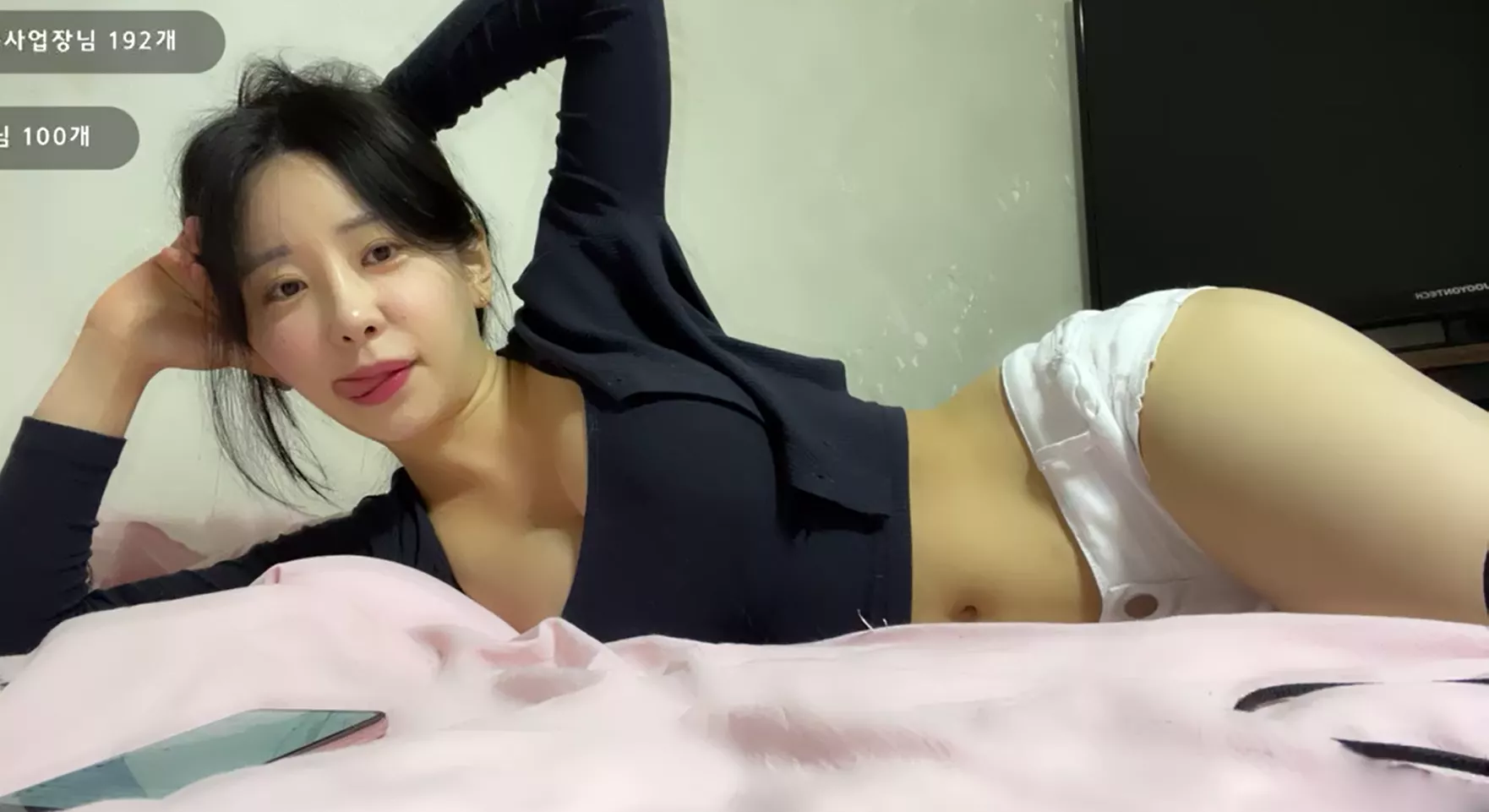 busty girl on bed💦💦