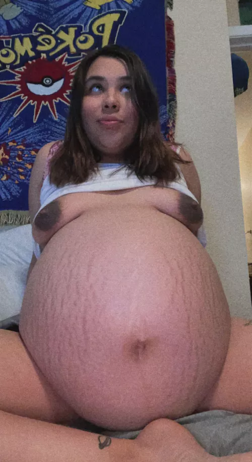 Can I bounce my big belly for you? 🤰🏻