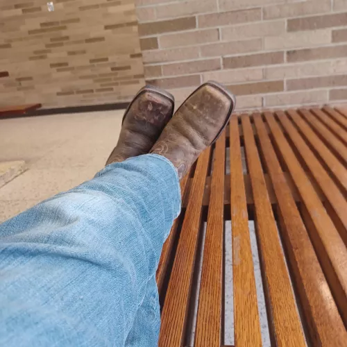 chilling with my Justin's