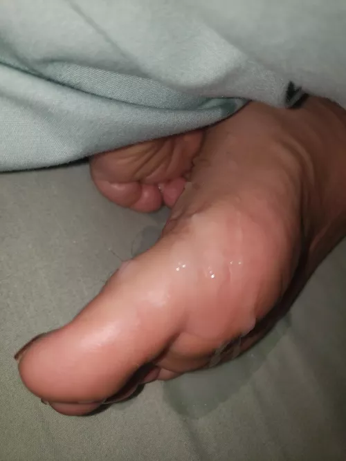 Got my lil toes all sticky 🤩🔥