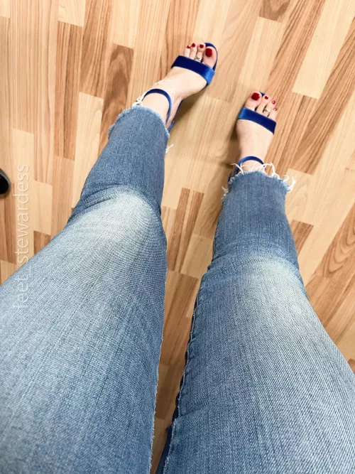 Kissable toes? 💋✈️ [OC]