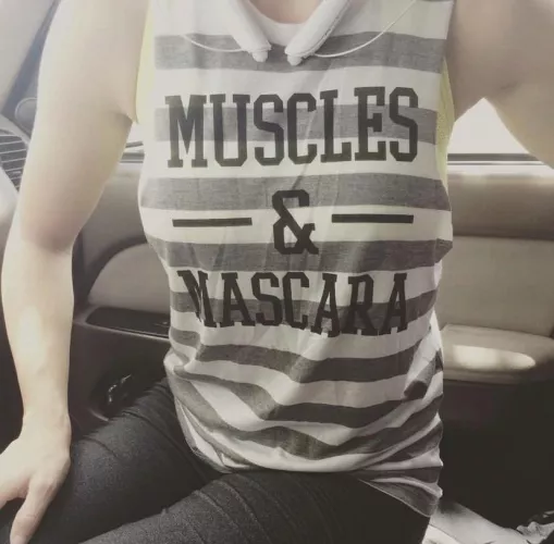 Monday gym outfit. I’m sure the shirt comes off halfway through but Happy Monday!