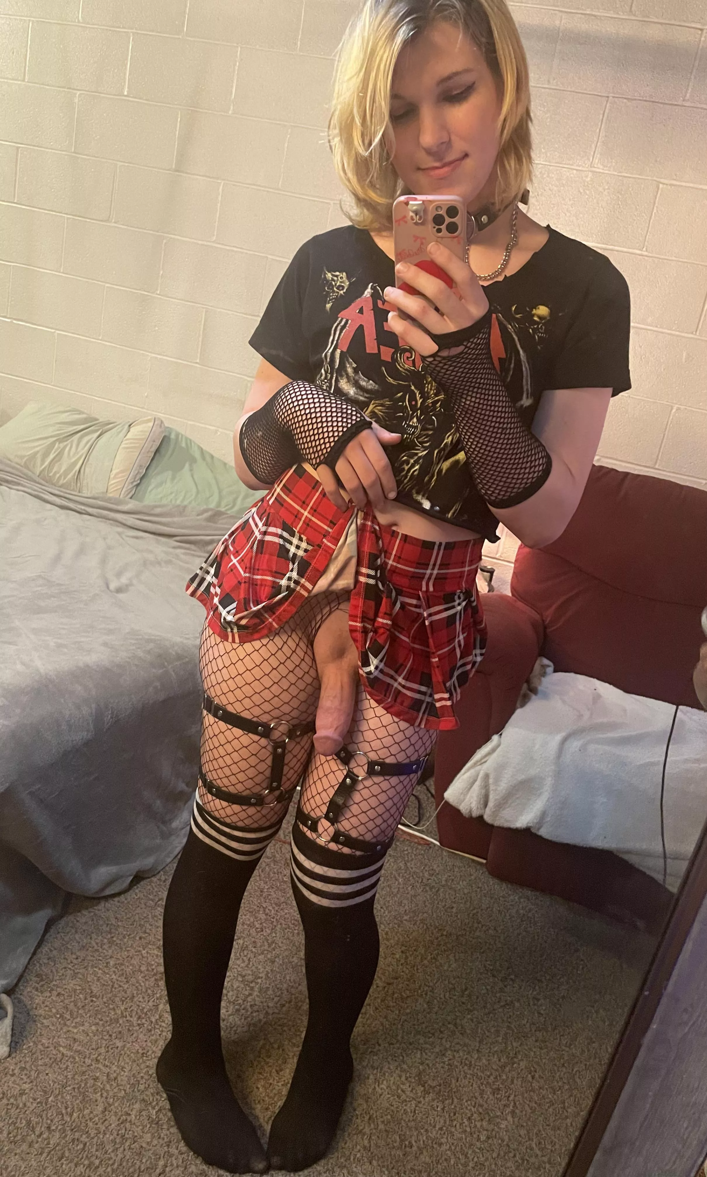 pull my skirt up and suck on it babe🖤💕
