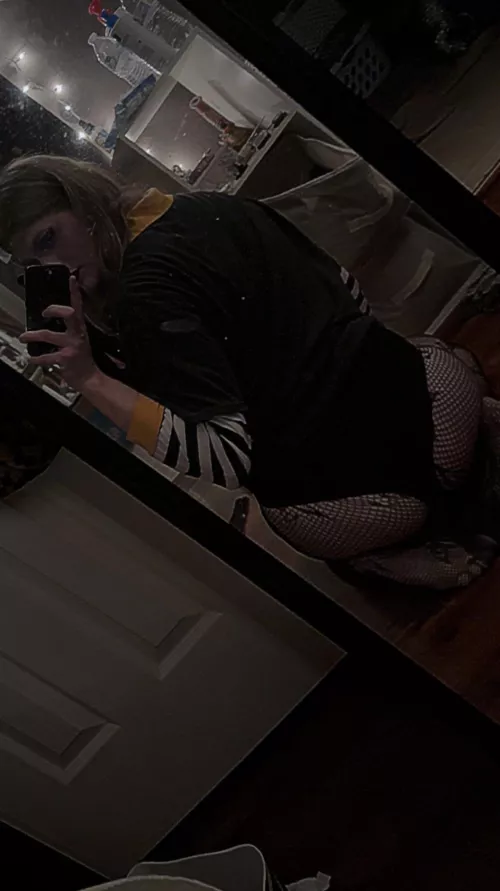 trying to gain my confidence! how do i look to you?? (comments appreciated 🥰🫶🏼)