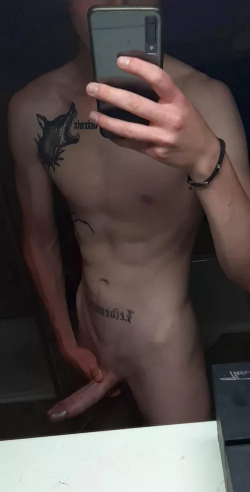 19, 6'4 searching for a sub twink/fembo