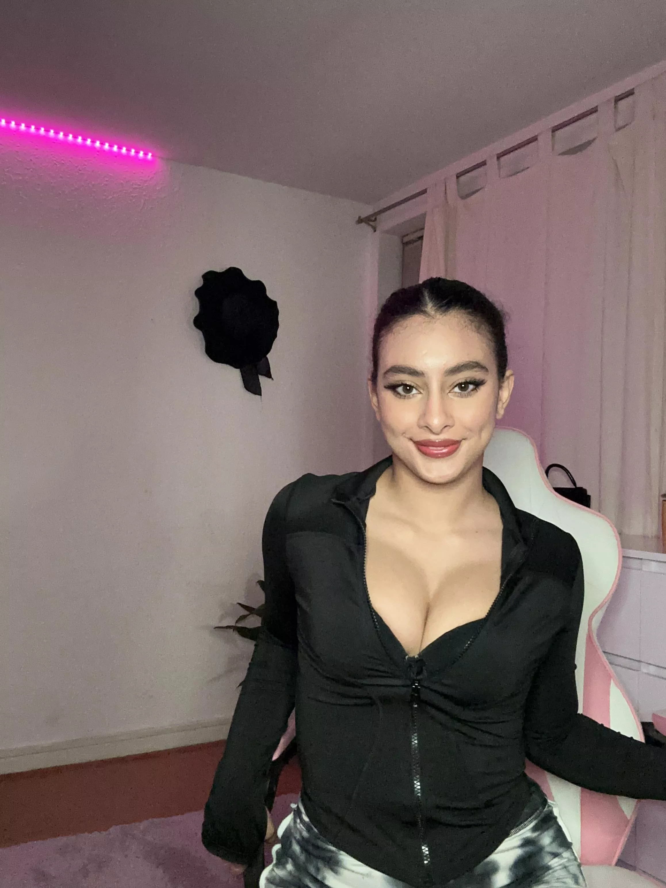 Are you into busty cuties like me