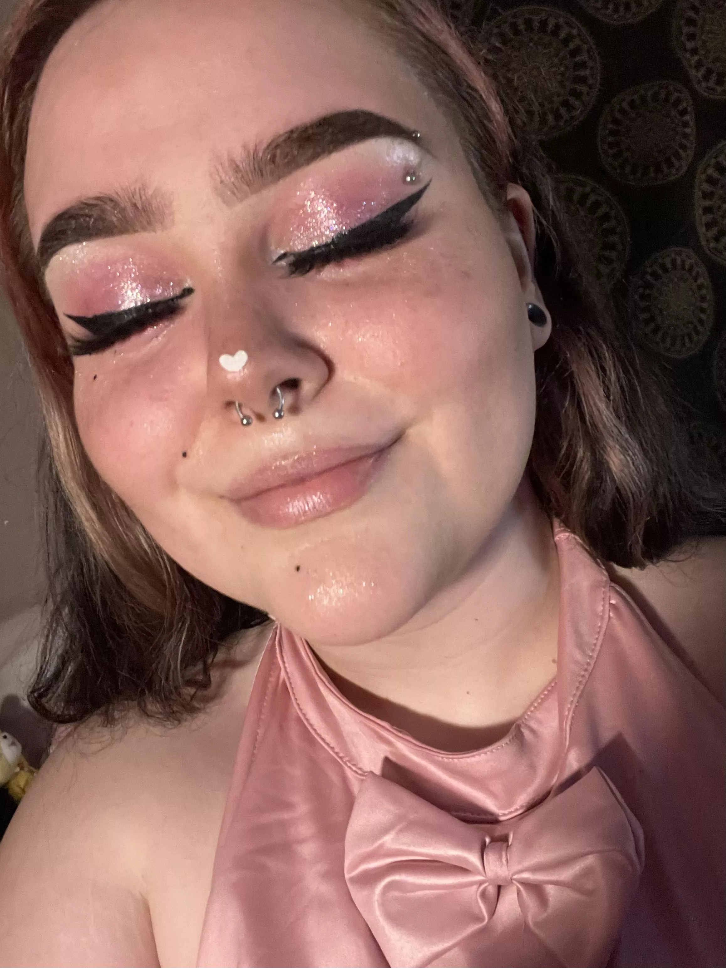 Hi! 🥰💖 a very glittery cutesy makeup look hehe